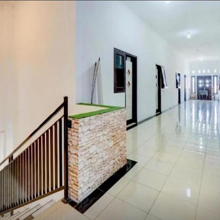 Hotel Reddoorz Near Plaza Araya Malang Blimbing  Exterior foto