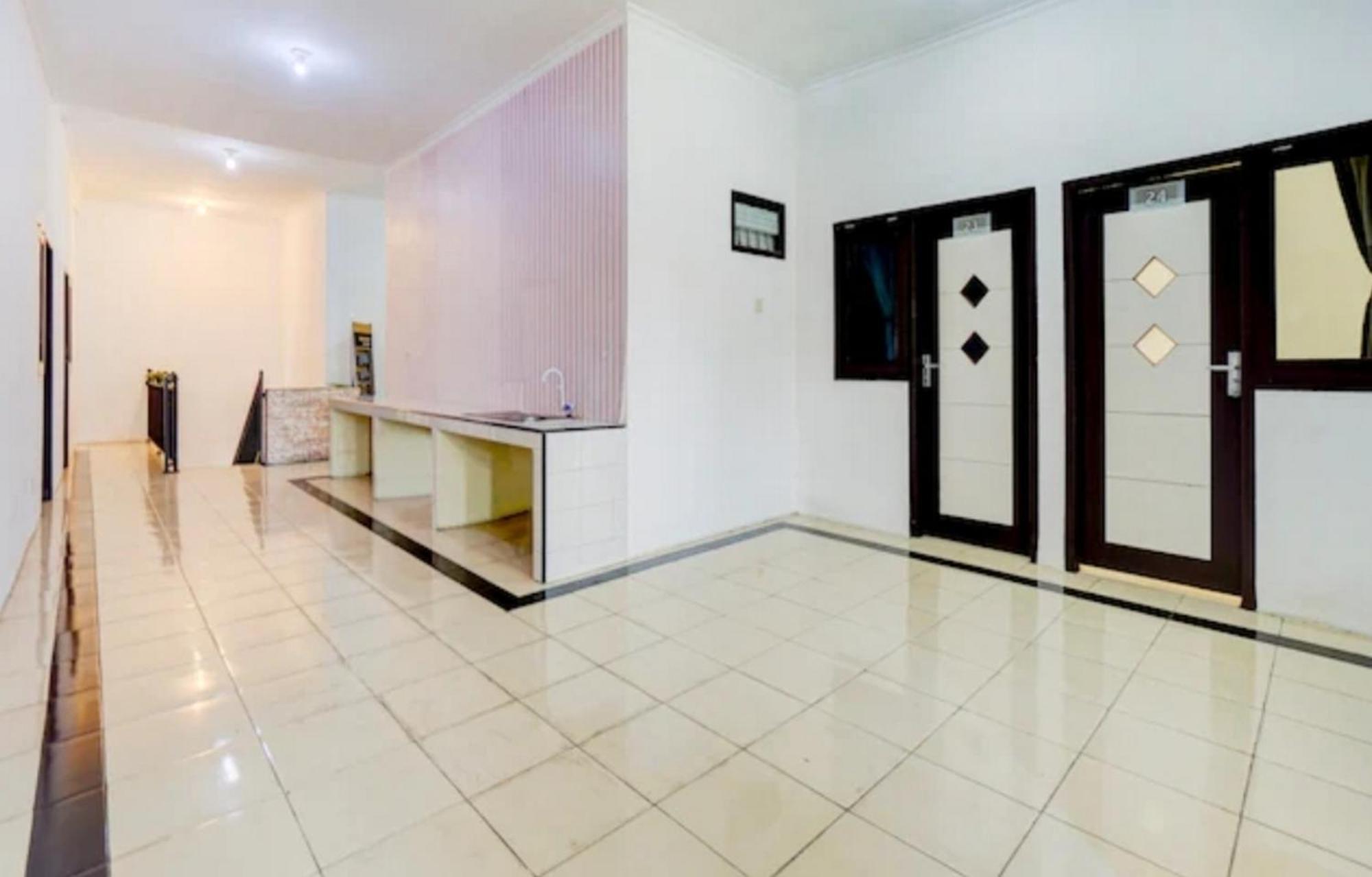 Hotel Reddoorz Near Plaza Araya Malang Blimbing  Exterior foto